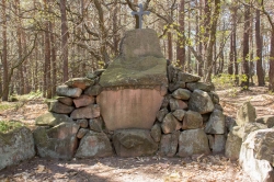 Gedenkstein mit Kreuz zum Todestag Jesu