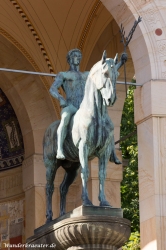 Reiterstatue mit instandgesetztem Ölzweig