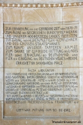 Inschrift links der Frauenfiguren