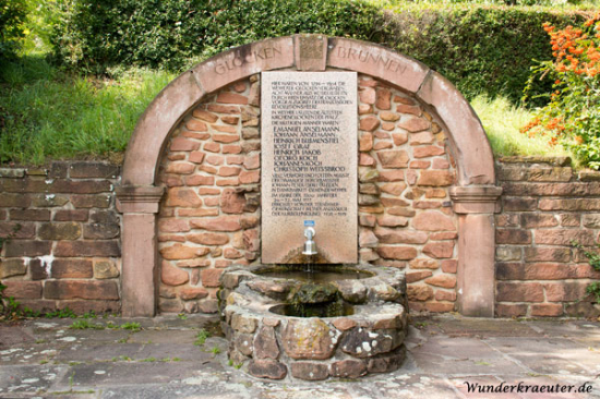 Der Glockenbrunnen in Weyher - Bild Dieter Hubert