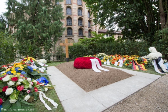 Grab mit Kränzen nach der der Beisetzung Helmut Kohls Bild: Dieter Hubert